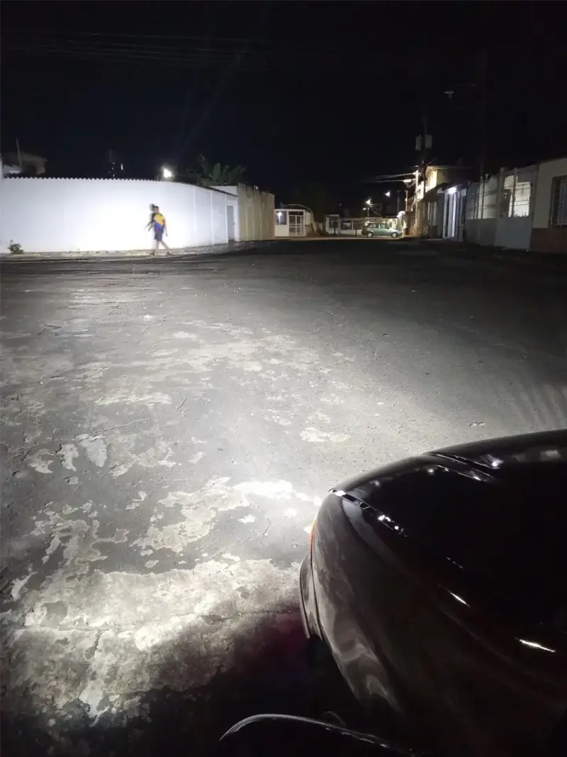 Kit LED H4 instalado en Fiat Palio con haz de luz nocturno