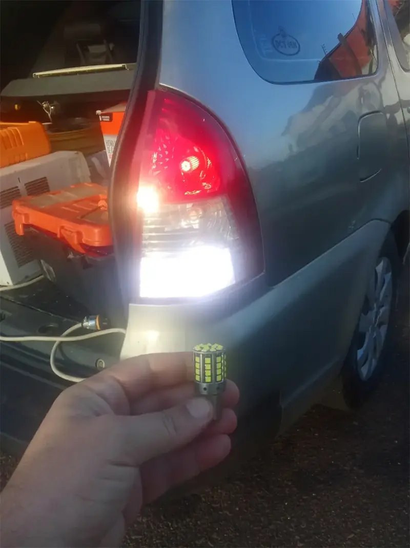 Bombillo 1156 44 LED CREE instalado en Palio Weekend Retroceso